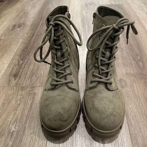 Olive Green Suede Lug Sole Combat Ankle Booties Side Zip Size 8.5